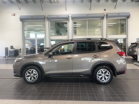 Used 2023 Subaru Forester Premium image 4