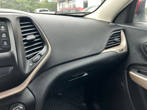 Used 2017 Jeep Cherokee Latitude w/ Cold Weather Group FWD image 20