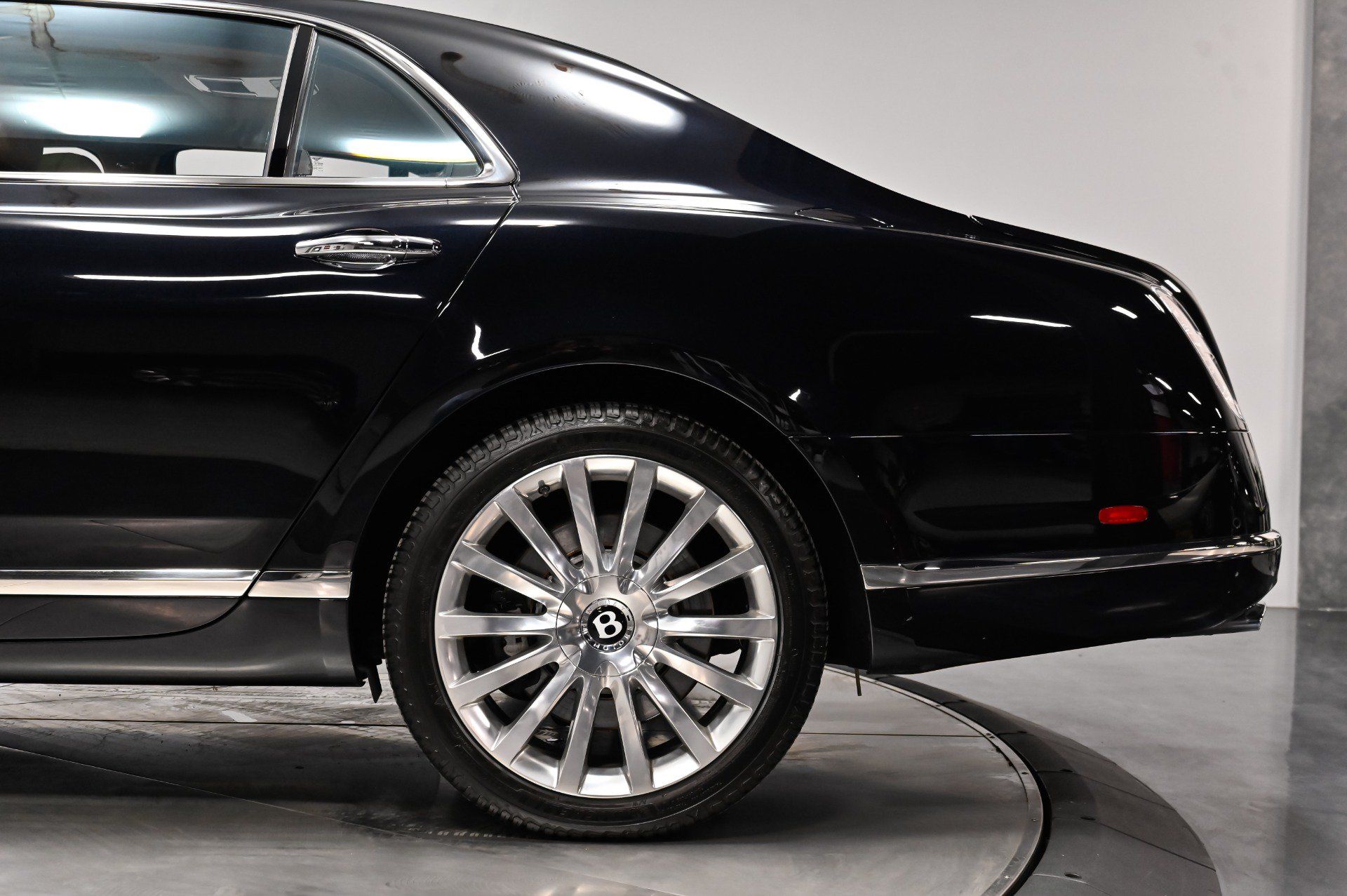 Used 2017 Bentley Mulsanne RWD image 25