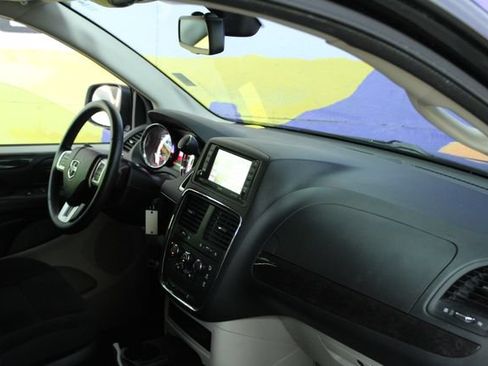 Used 2019 Dodge Grand Caravan SE w/ UConnect Hands-Free Group FWD image 10