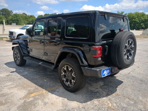 Used 2024 Jeep Wrangler Unlimited Sahara w/ Technology Group AWD/4WD image 5