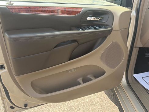 Used 2016 Chrysler Town & Country Touring FWD image 14