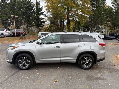 Used 2017 Toyota Highlander Plus image 4