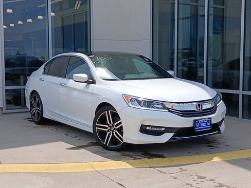 Used 2016 Honda Accord Sport image 2