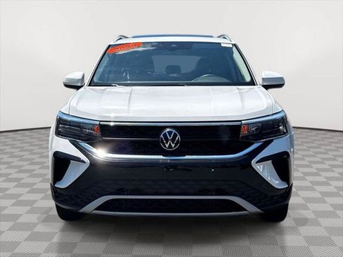 Used 2024 Volkswagen Taos SE FWD image 2
