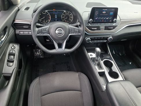 Used 2024 Nissan Altima 2.5 SV FWD image 11
