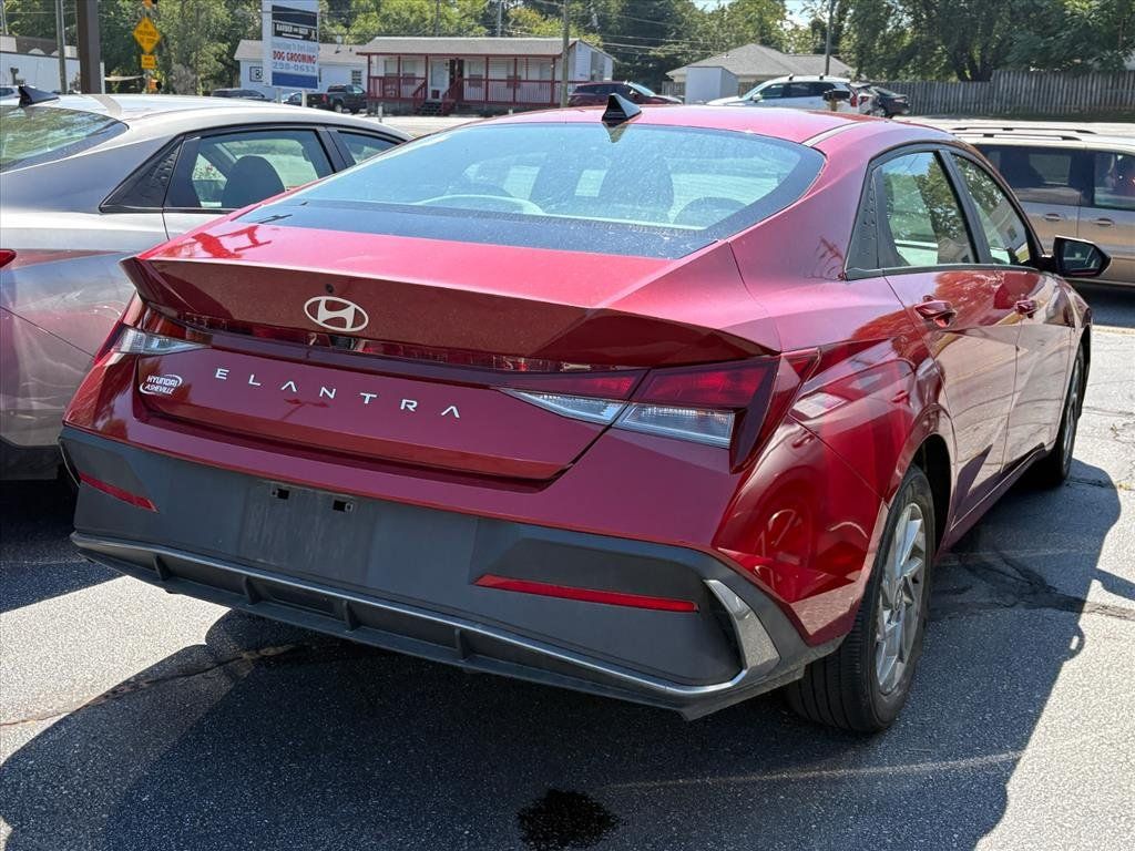 Certified 2024 Hyundai Elantra SEL FWD image 4