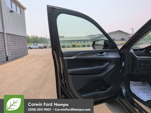 Used 2023 Jeep Grand Cherokee Limited AWD/4WD image 10