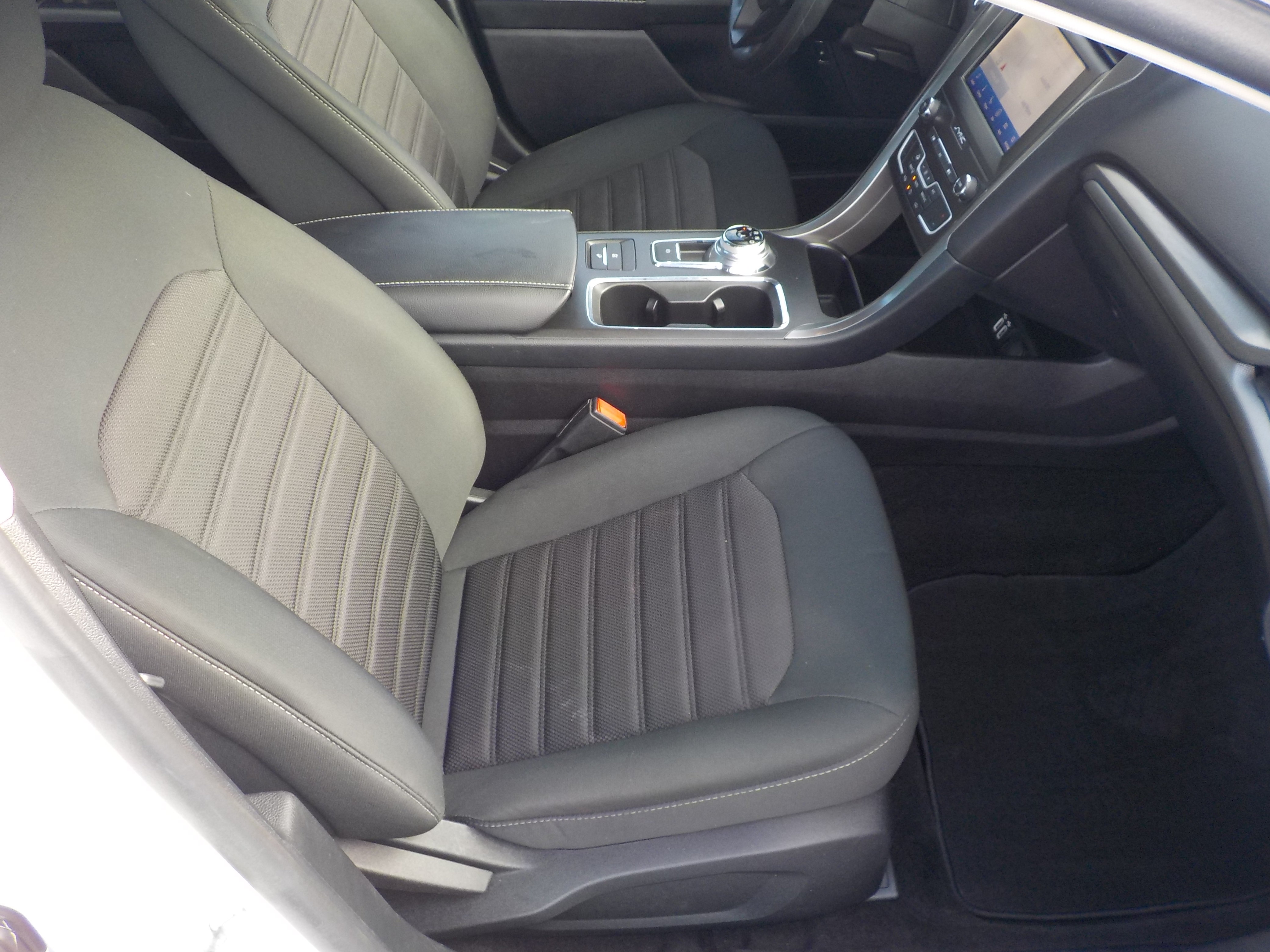 Used 2020 Ford Fusion SE FWD image 24