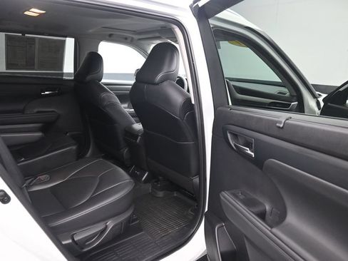 Used 2021 Toyota Highlander XLE AWD/4WD image 12