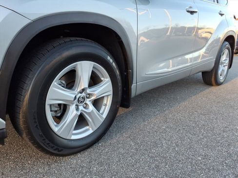 Used 2023 Toyota Highlander LE image 10