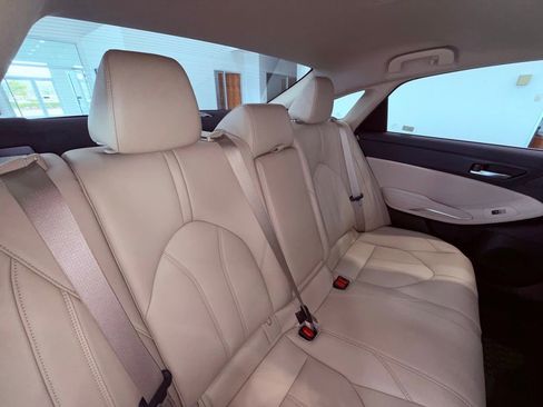 Used 2021 Toyota Avalon XLE w/ Moonroof Package image 11