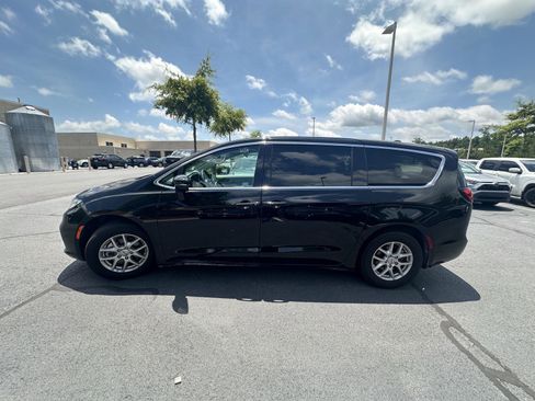 Used 2024 Chrysler Pacifica Touring-L FWD image 9