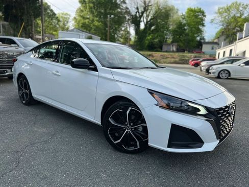 Used 2024 Nissan Altima 2.5 SR image 1