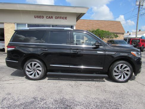 Used 2023 Lincoln Navigator Reserve image 2
