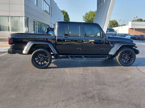 Used 2024 Jeep Gladiator Sport AWD/4WD image 2