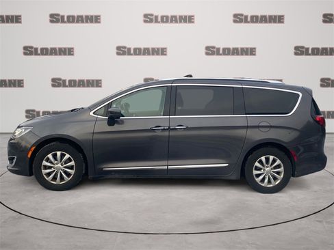 Used 2018 Chrysler Pacifica Touring-L Plus w/ Advanced Safetytec Group image 2