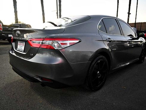 Used 2018 Toyota Camry LE image 7