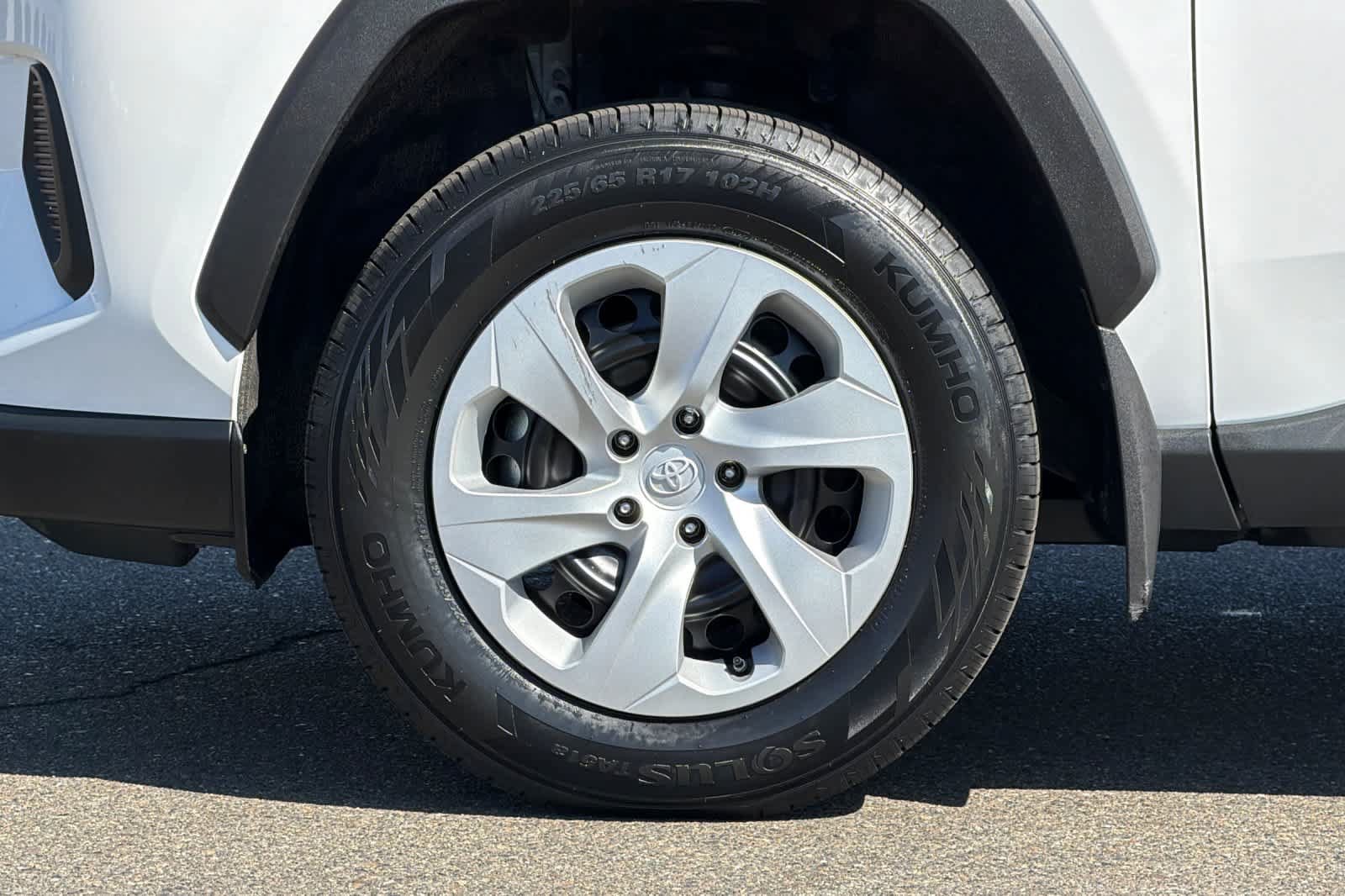 Used 2025 Toyota RAV4 LE AWD/4WD image 30
