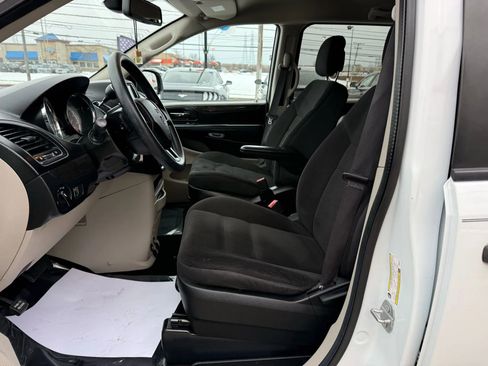 Used 2019 Dodge Grand Caravan SE w/ UConnect Hands-Free Group image 19