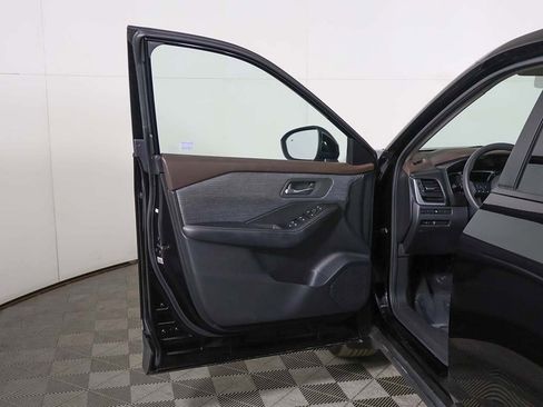 Used 2023 Nissan Rogue SV image 15