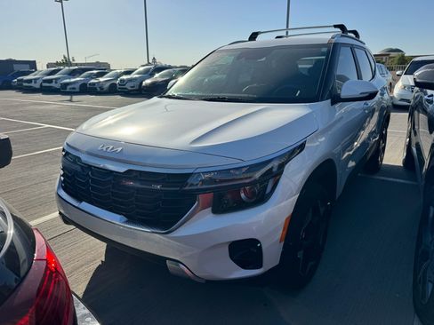 Certified 2024 Kia Seltos EX FWD image 2