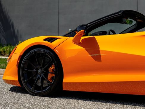 Used 2025 McLaren Artura Spider RWD image 26