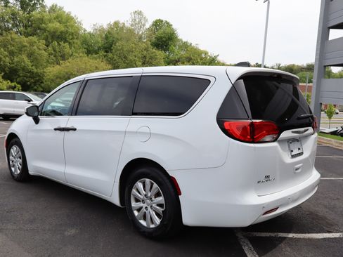 Used 2018 Chrysler Pacifica L FWD image 6