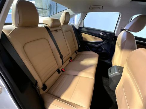 Used 2021 Volkswagen Jetta SE w/ SE Cold Weather Package image 19