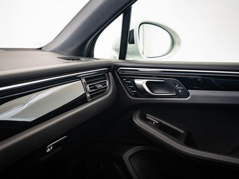 Certified 2024 Porsche Macan image 34