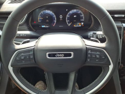 Used 2024 Jeep Grand Cherokee Laredo RWD image 15