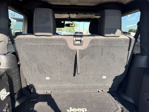 Used 2017 Jeep Wrangler Sahara w/ Connectivity Group AWD/4WD image 26