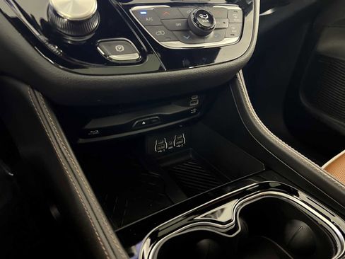 Used 2025 Chrysler Pacifica Pinnacle FWD image 32