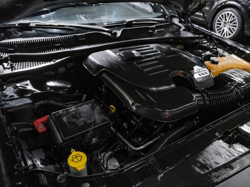 Used 2015 Dodge Challenger SXT image 37