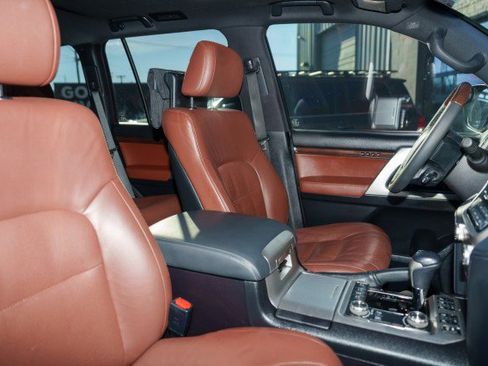 Used 2016 Toyota Land Cruiser image 16