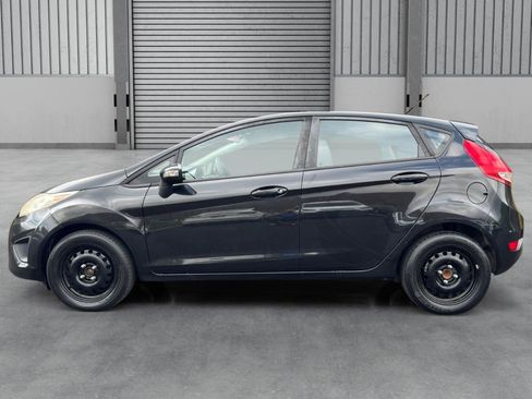 Used 2013 Ford Fiesta SE FWD image 2