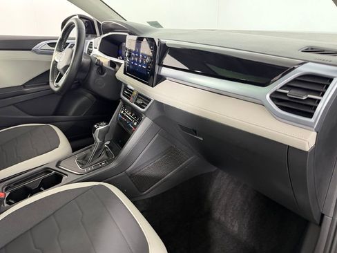Used 2025 Volkswagen Taos SE w/ Panoramic Sunroof Package FWD image 31