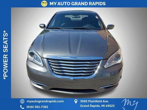 Used 2011 Chrysler 200 Touring FWD image 2
