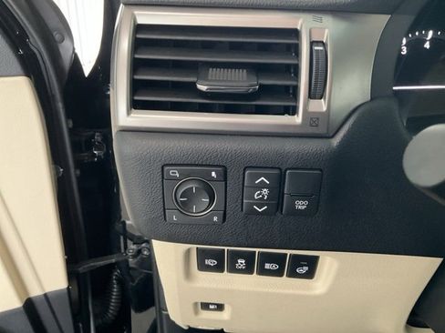 Used 2023 Lexus GX 460 Premium w/ Premium Package image 9