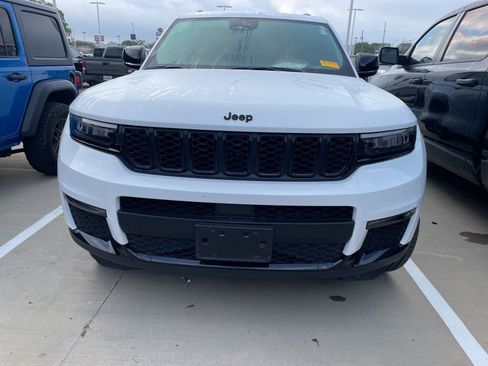 Used 2025 Jeep Grand Cherokee L Limited w/ Black Appearance Package RWD image 2