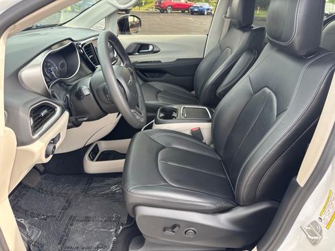 Used 2024 Chrysler Pacifica Touring-L FWD image 5