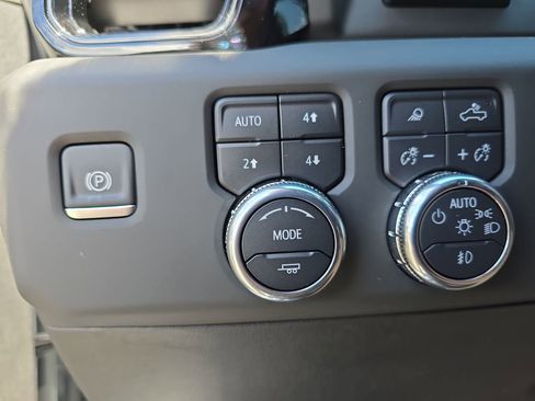 Used 2025 GMC Sierra 1500 AT4 w/ AT4 Premium Package AWD/4WD image 29