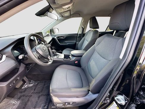 Used 2025 Toyota RAV4 XLE image 19