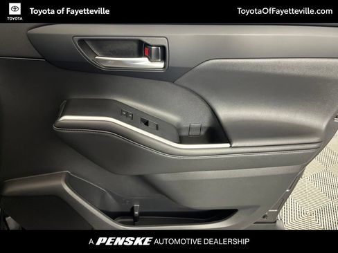 Used 2021 Toyota Highlander XSE FWD image 9