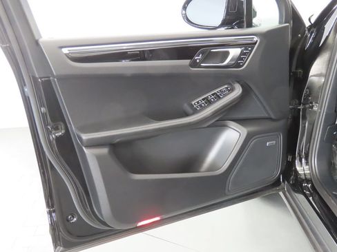 Certified 2025 Porsche Macan AWD/4WD image 35