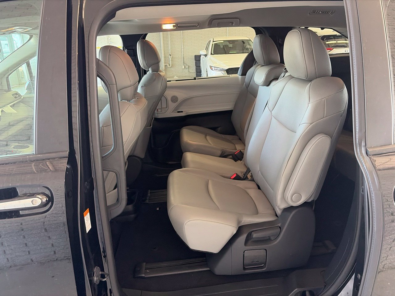 Used 2026 Toyota Sienna XLE FWD image 8