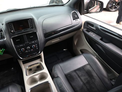 Used 2018 Dodge Grand Caravan SXT FWD image 27
