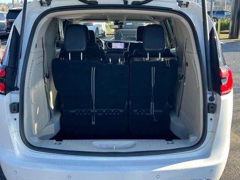 Used 2024 Chrysler Pacifica Select image 10