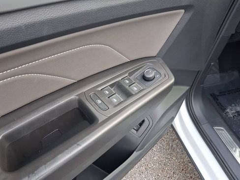 Used 2023 Volkswagen Atlas Cross Sport SE FWD image 19