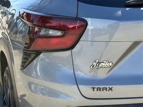 Used 2025 Chevrolet Trax RS w/ Sunroof Package image 6